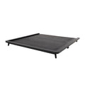 Base de cama Jess en color negro con acabado de madera de pino, estilo industrial, con dimensiones de 146x198 cm y altura de 25 cm.