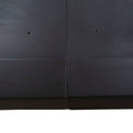 Base de cama Jess de madera de pino en color negro, con diseño industrial y dimensiones de 146 cm de ancho, 25 cm de alto y 198 cm de fondo.