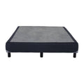 Cama box América Forte de tamaño Queen en color gris, con estructura de madera y tapizado acolchado, en un dormitorio moderno.