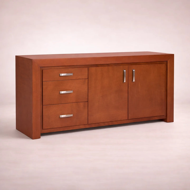 Bufetera Siena de madera de Banak y chapa de encino y okumé, con diseño elegante y superficie de color café almendra.