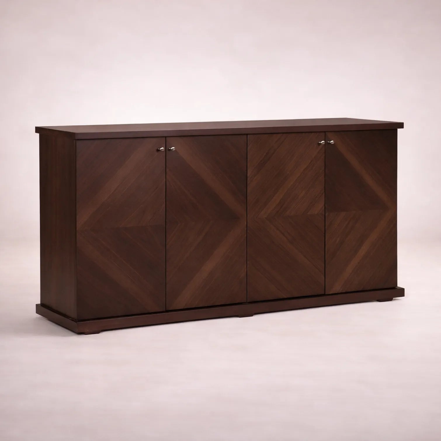 Buffet Orleans de madera con acabado en nogal, diseño moderno, frente liso y dimensiones de 160 cm de ancho, 85 cm de alto y 40 cm de fondo.