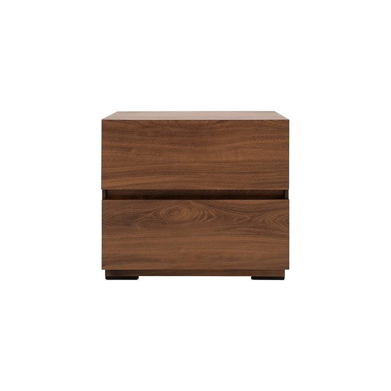 Buró Kenia de madera industrializada en color nogal, con superficie de melamina, frente de 60 cm y altura de 54 cm.