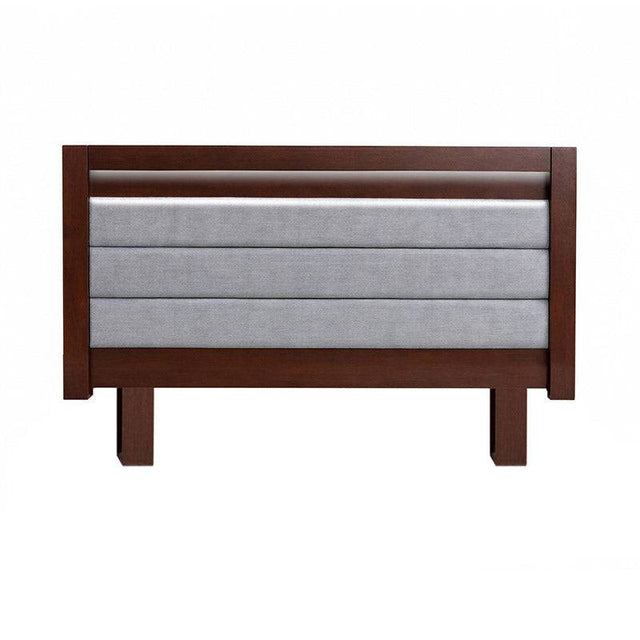 Cabecera de madera oscura Paris de deurope.com.mx, diseño elegante para dormitorio, vista de la estructura y acabado en madera.