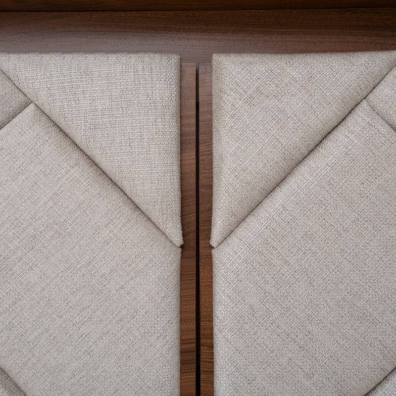 Cabecera Alejandría de estilo industrial en madera nogal y tapiz de tela beige, con dimensiones de 200 cm de ancho y 166 cm de alto.