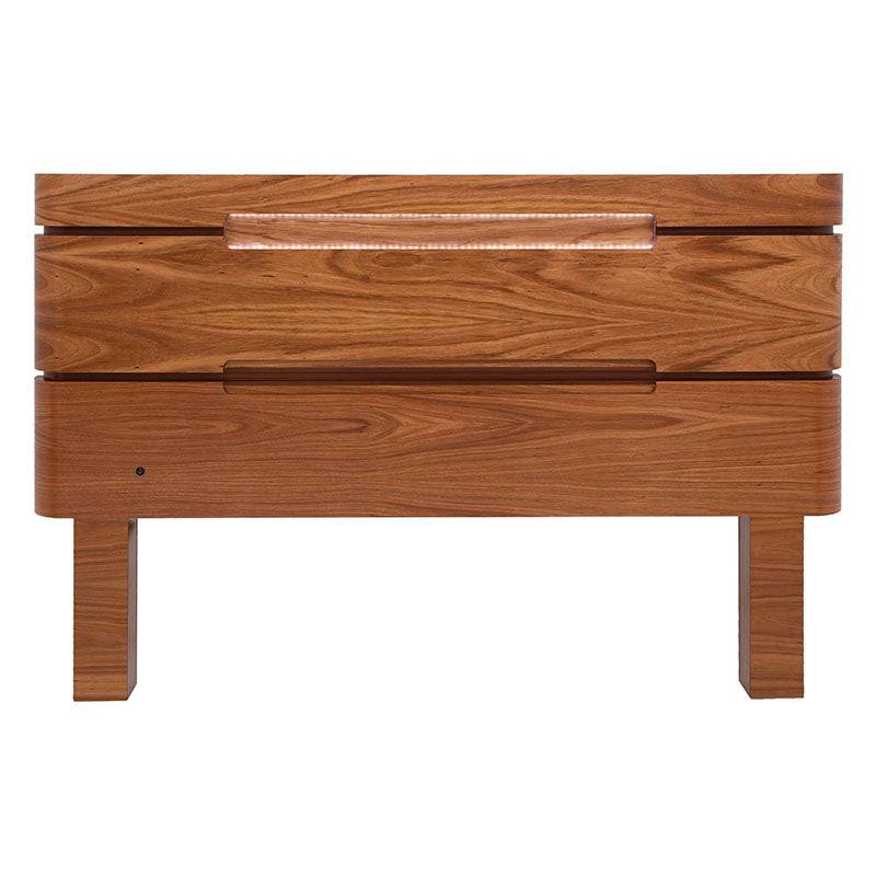 Cabecera Arezzo de madera de chapa en color nogal, con diseño elegante y dimensiones de 201 cm de ancho, 151 cm de alto y 20 cm de fondo.