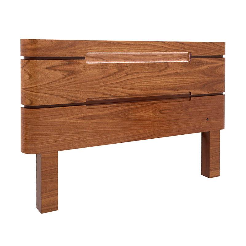 Cabecera Arezzo de madera de nogal con acabado de chapa, 201 cm de ancho, 151 cm de alto y 20 cm de fondo.