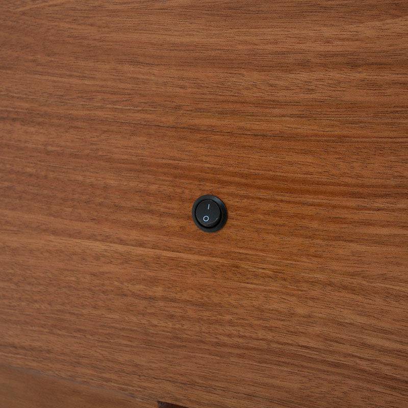 Cabecera Arezzo de madera de chapa en color nogal, con diseño elegante y dimensiones de 201 cm x 151 cm x 20 cm.