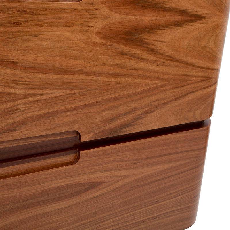 Cabecera Arezzo de Deurope en madera de nogal con acabado de chapa, frente decorativo en tonos naturales, tamaño 201x151x20 cm.
