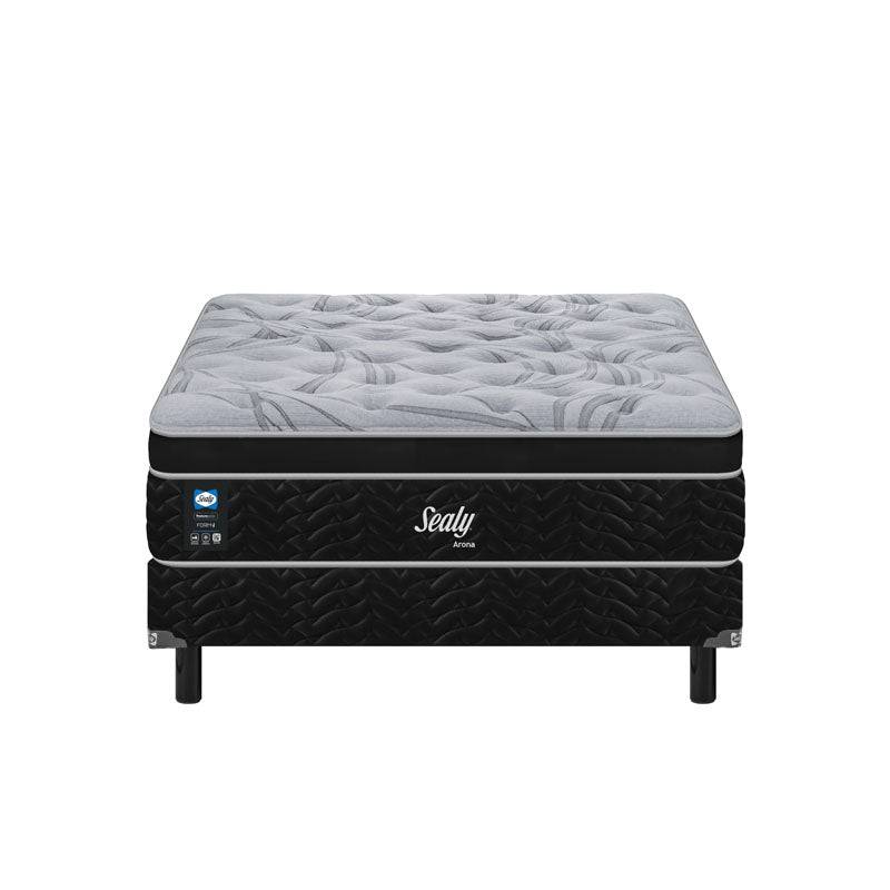 Juego de colchón y box Sealy Arona Queen Size en cama grande con funda y detalles en tela blanca y gris.