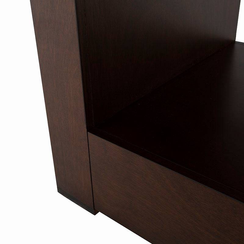 Mesa de comedor Creta II de deurope.com.mx en chapa de okumé en tono tabaco, con superficie rectangular y patas robustas.