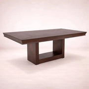 Mesa de comedor Creta II de deurope.com.mx, con chapa de okumé en color tabaco, superficie rectangular y patas robustas.