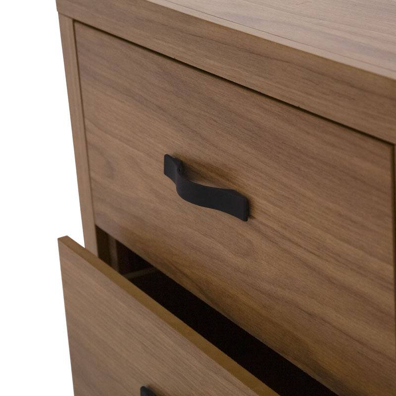 Comoda Allure de madera en color nogal con acabado en melamina, frente de 60 cm y altura de 118 cm, diseño elegante y funcional.