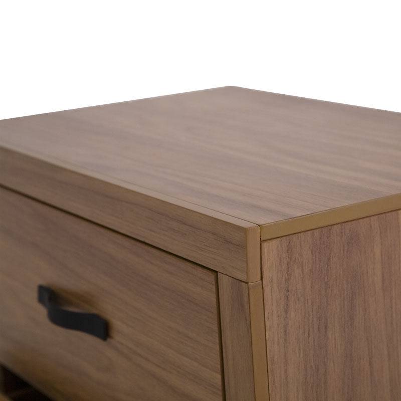 Comoda Allure de madera MDF en acabado nogal con frentes y estructura en melamina, mide 60 cm de ancho y 118 cm de alto.