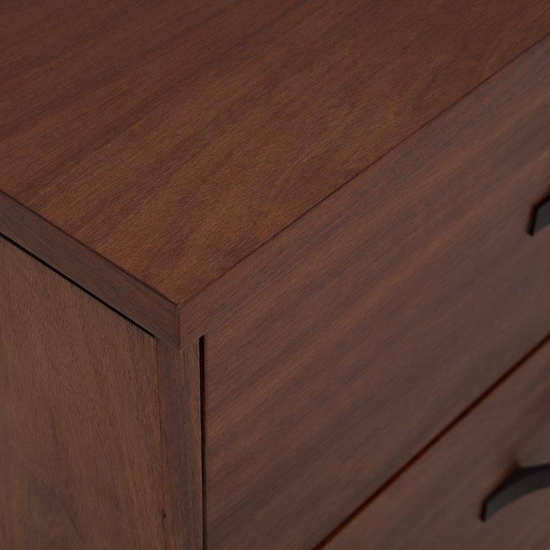 Cómoda Bourbon de madera de pino en color café, con diseño clásico y dimensiones de 76 cm de alto, 60 cm de ancho y 41 cm de fondo