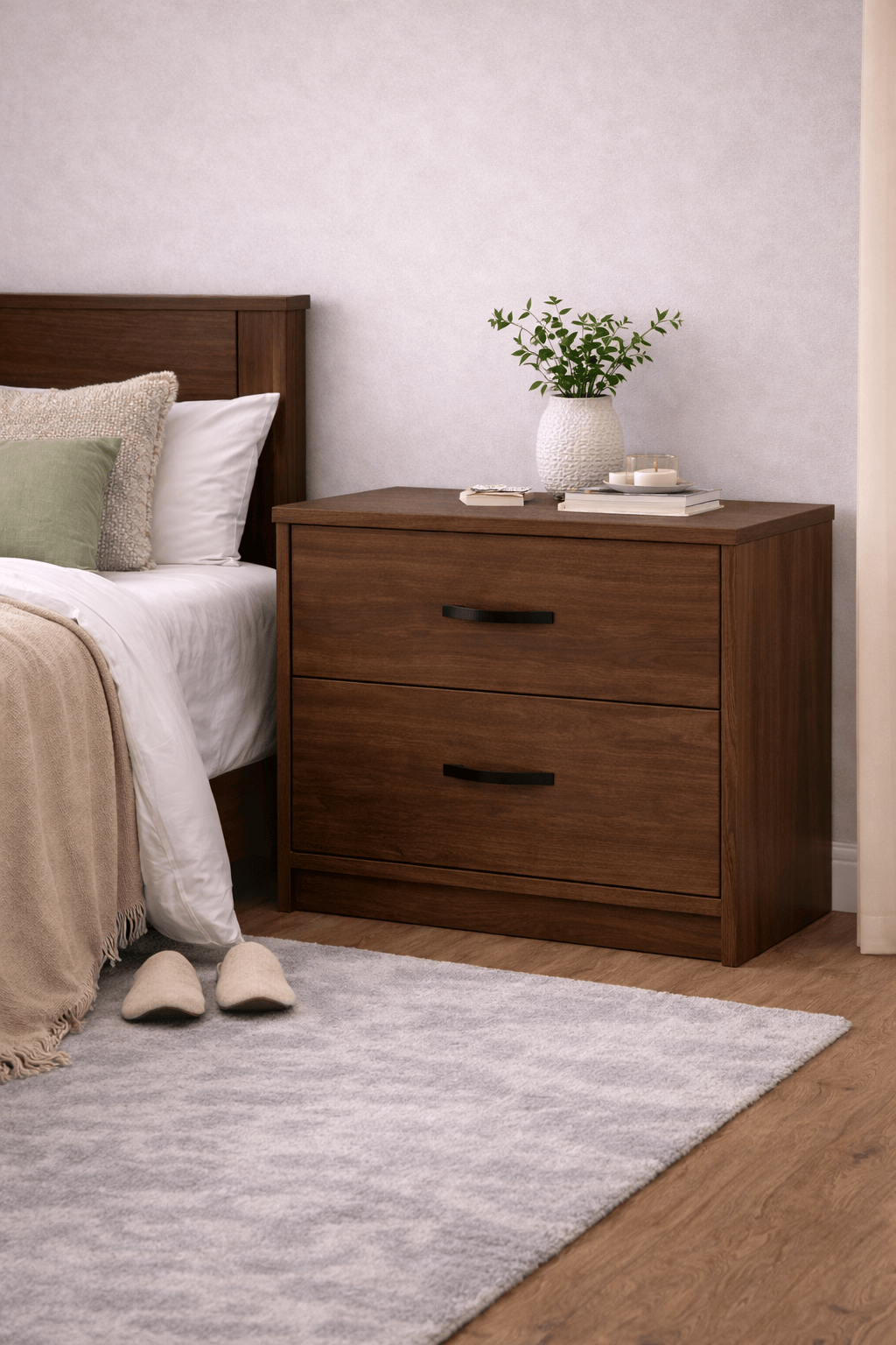 Cómoda Bourbon de madera de pino con acabado en color café, frente de 76 cm, altura de 60 cm y fondo de 41 cm.