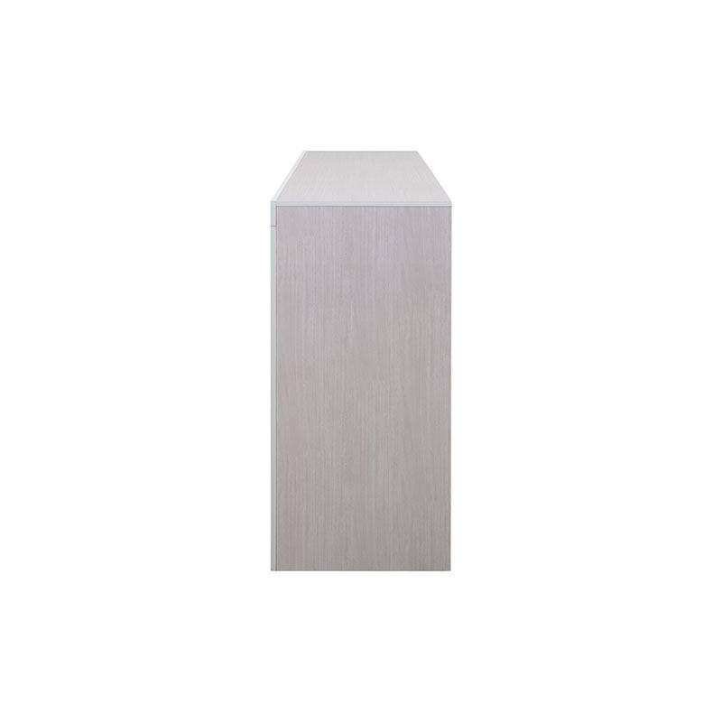 Cómoda Picasso de color gris claro con estructura de madera industrializada, mide 136 cm de ancho, 92 cm de alto y 43 cm de fondo