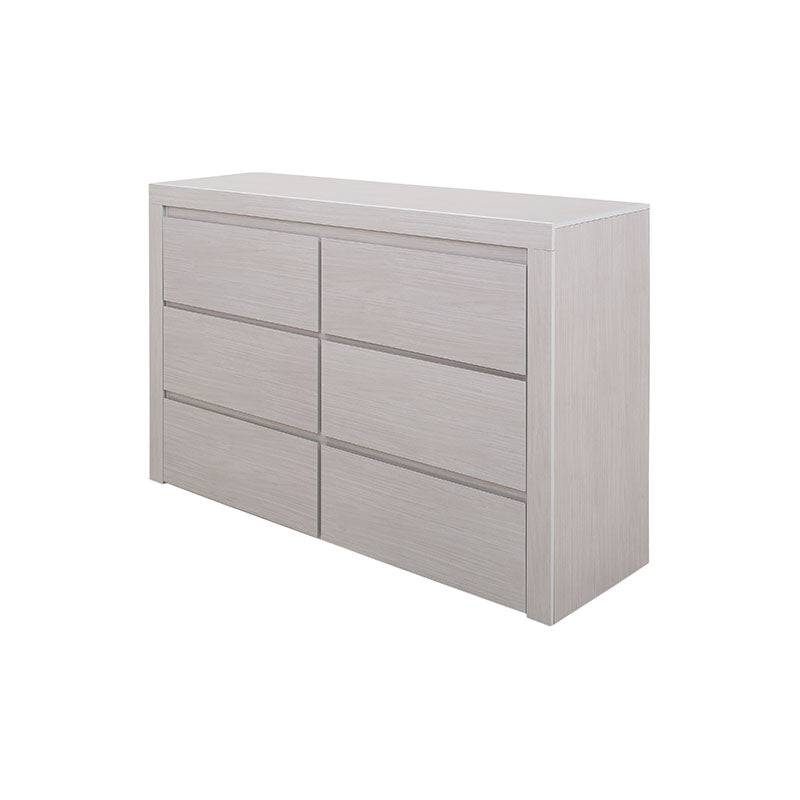 Cómoda Picasso en gris claro de madera industrializada, estructura con 136 cm de ancho, 92 cm de alto y 43 cm de fondo.