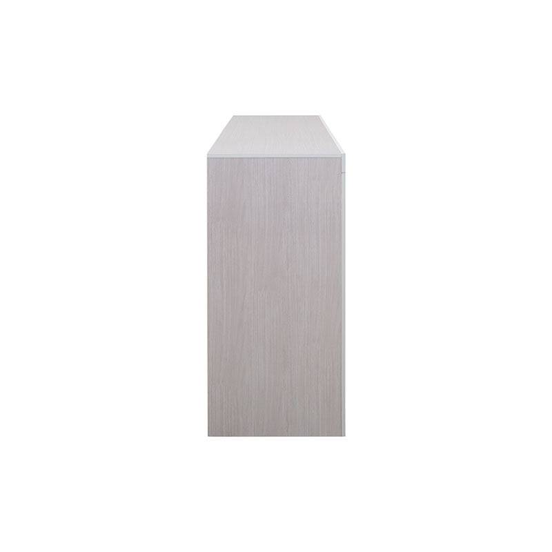 Cómoda Picasso de color gris claro con estructura de madera industrial, frente de 136 cm, altura de 92 cm y fondo de 43 cm.