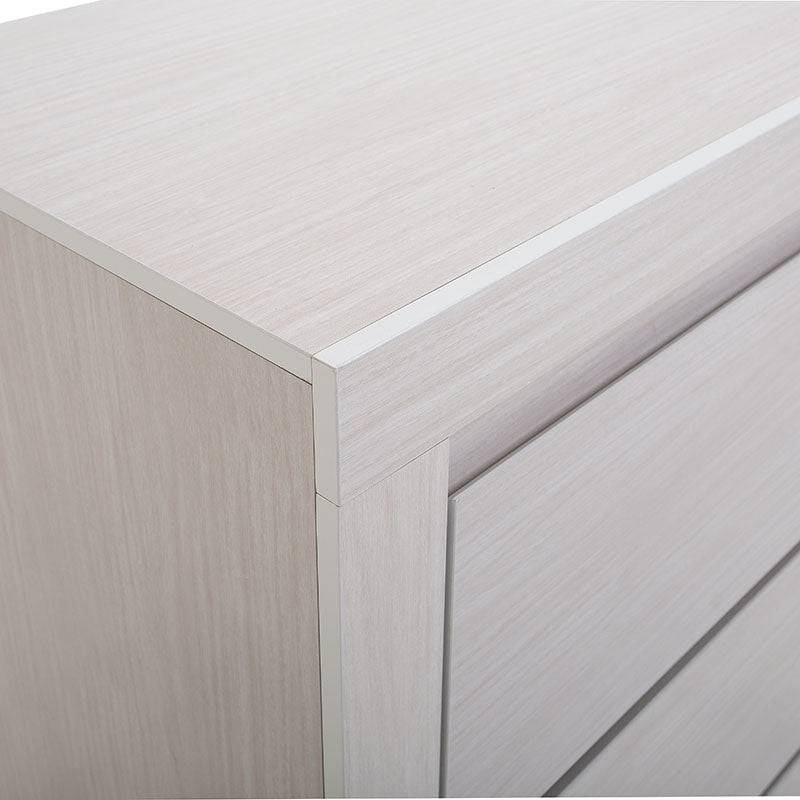 Cómoda Picasso de color gris claro con estructura de madera industrializada, frente liso y dimensiones de 136x92x43 cm