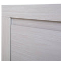 Cómoda Picasso de color gris claro con estructura de madera industrial, dimensiones 136x92x43 cm, diseño moderno y funcional.