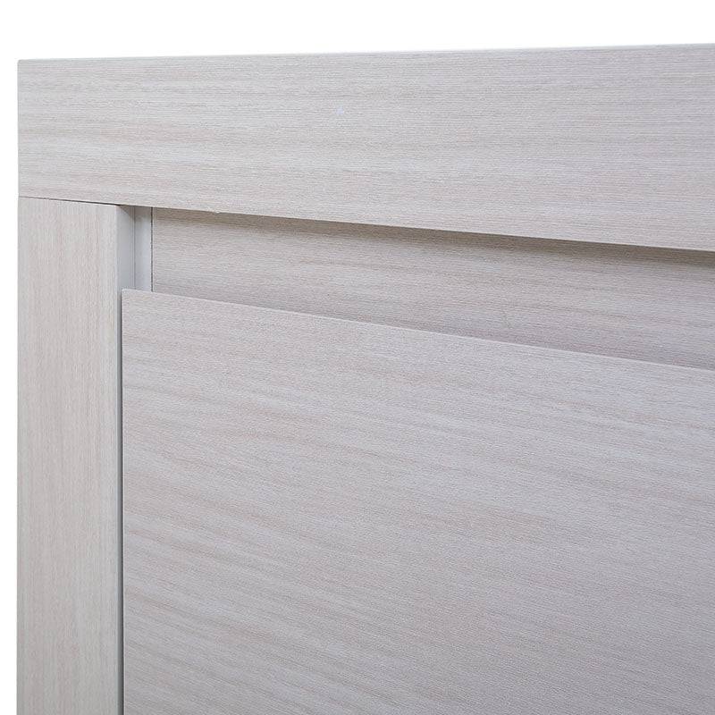 Cómoda Picasso en color gris claro con estructura de madera industrializada, frente de 136 cm, altura de 92 cm y fondo de 43 cm.