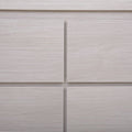 Cómoda Picasso de madera industrializada en gris claro, con estructura sólida y espacio de almacenamiento, mide 136 cm de ancho.