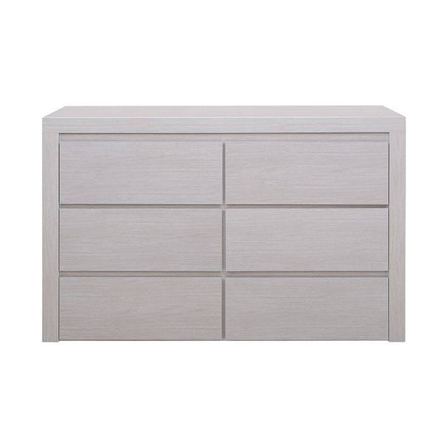 Cómoda Picasso de Deurope con estructura de madera industrializada en color gris claro, con 136 cm de ancho, 92 cm de alto y 43 cm de fondo