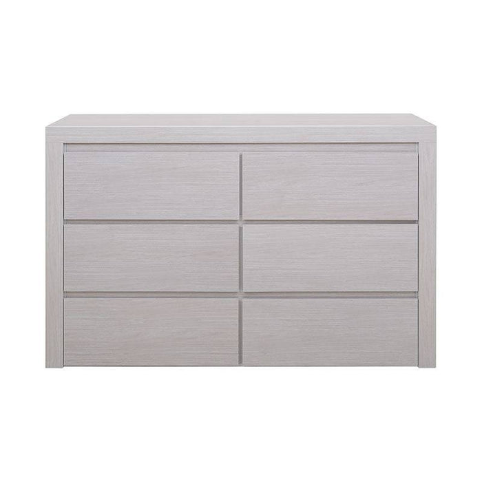Cómoda Picasso de Deurope con estructura de madera industrializada en color gris claro, con 136 cm de ancho, 92 cm de alto y 43 cm de fondo
