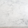 Consola Kaori deurope.com.mx de madera nogal, cubierta de mármol veneciano, frente decorativo, tamaño 150x79x40 cm