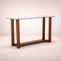 Consola Merlot de Deurope en madera de nogal con cubierta de cristal y estructura en chapa de nogal, dimensiones 140x80x40 cm.