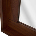 Espejo de pie Bourbon de madera de pino estufada, con marco en tono café y dimensiones de 76x132 cm, en interior elegante.