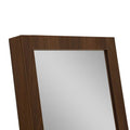 Espejo de pie Mariota de Deurope.com.mx con marco elegante y superficie reflectante, estilo moderno para decoración de interiores.