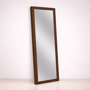 Espejo de pie Mariota de Deurope con marco rectangular y soporte estable, ideal para dormitorios y vestidores.