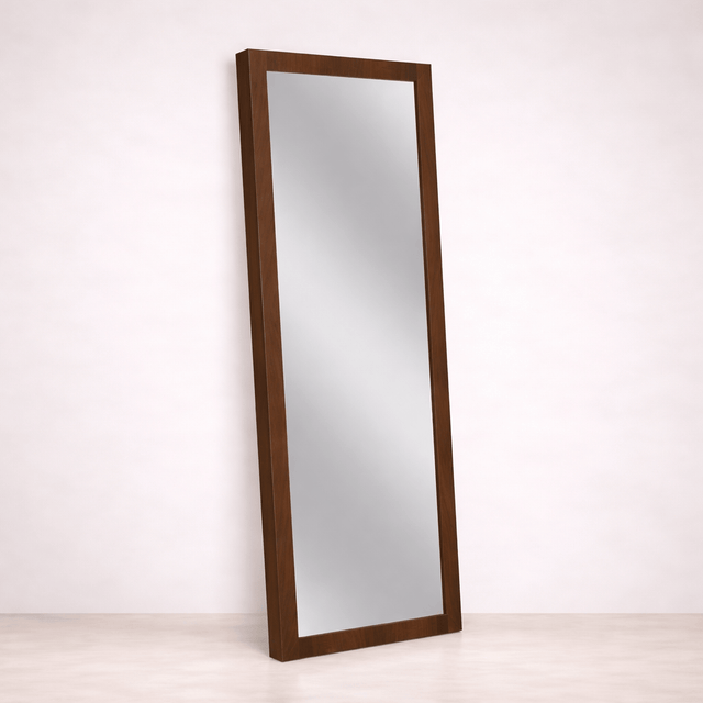Espejo de pie Mariota de Deurope con marco rectangular y soporte estable, ideal para dormitorios y vestidores.