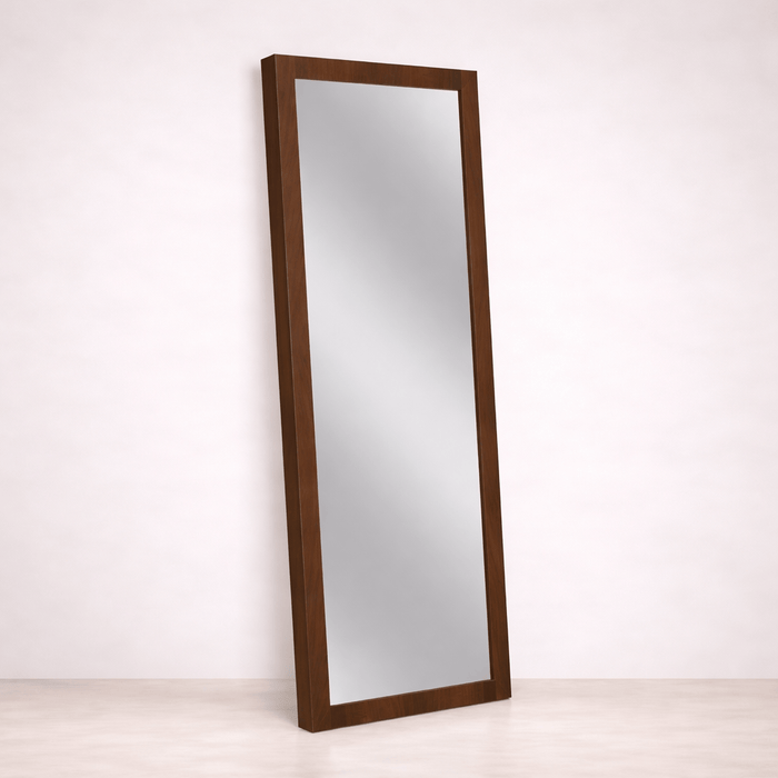 Espejo de pie Mariota de Deurope con marco rectangular y soporte estable, ideal para dormitorios y vestidores.