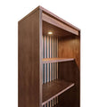 Librero Bourbon de madera, estilo clásico, con estantes abiertos para libros y objetos decorativos, de deurope.com.mx