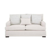 Sofá loveseat Oliver de deurope.com.mx en color gris con cojines acolchados y estructura de madera en un salón moderno.