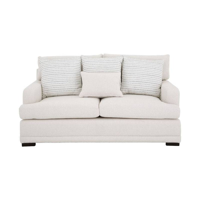 Sofá loveseat Oliver de deurope.com.mx en color gris con cojines acolchados y estructura de madera en un salón moderno.