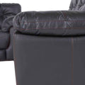 Sofá loveseat Carter de cuero marrón oscuro, tapizado en piel con acabado suave, frente y vista lateral visible.