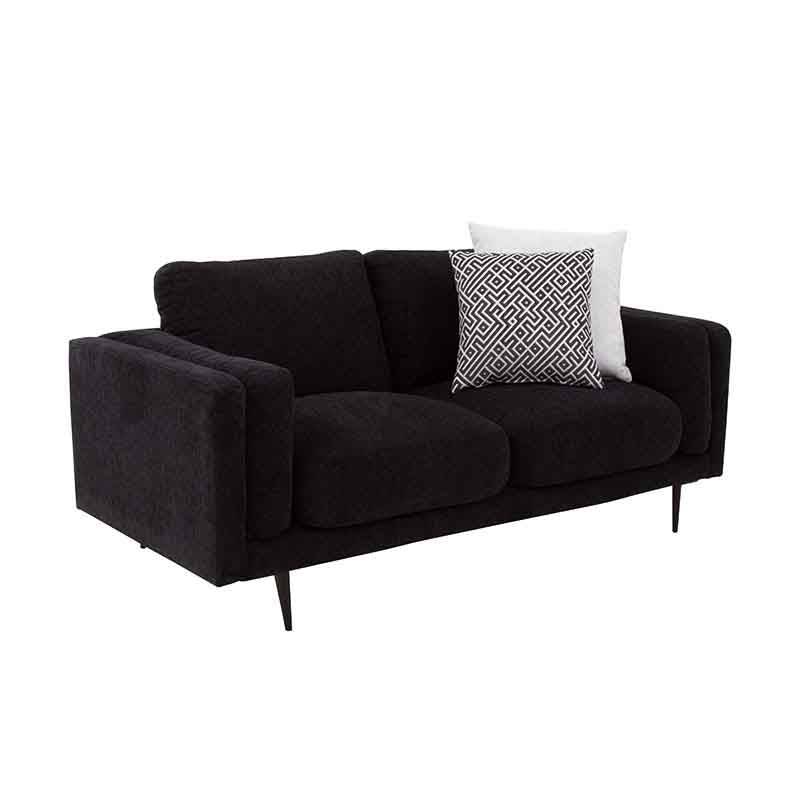 Sofá loveseat Alessandra de tejido plano afelpado negro, de 176 cm de ancho, 80 cm de alto y 93 cm de fondo.