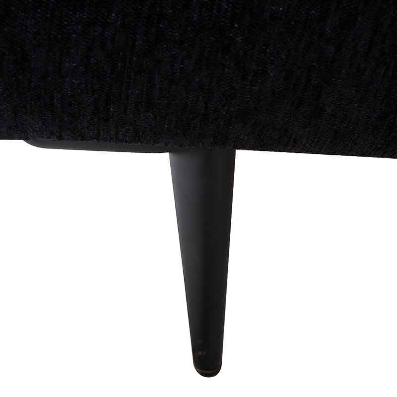Sofá loveseat Alessandra de tapiz negro en tejido plano afelpado, con dimensiones de 176 cm de ancho, 80 cm de alto y 93 cm de fondo.