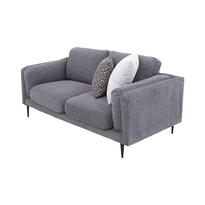 Sofá Loveseat Alessandra de tapiz negro con estructura de madera, mide 176 cm de ancho, 80 cm de alto y 93 cm de fondo.