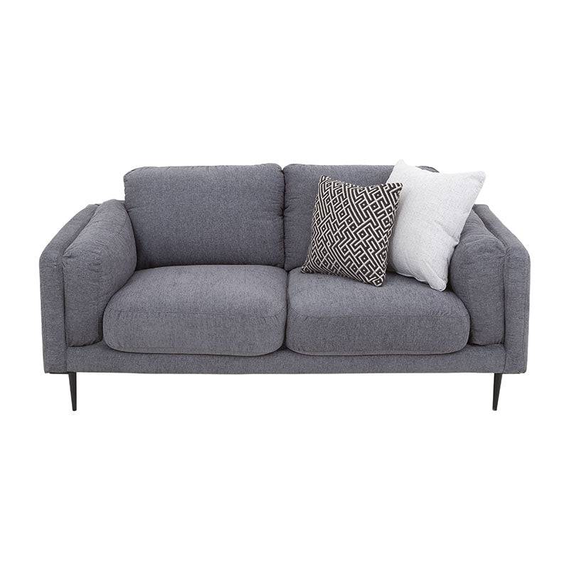 Sofá loveseat Alessandra de color negro con tapizado en tejido plano afelpado, dimensiones 176x80x93 cm