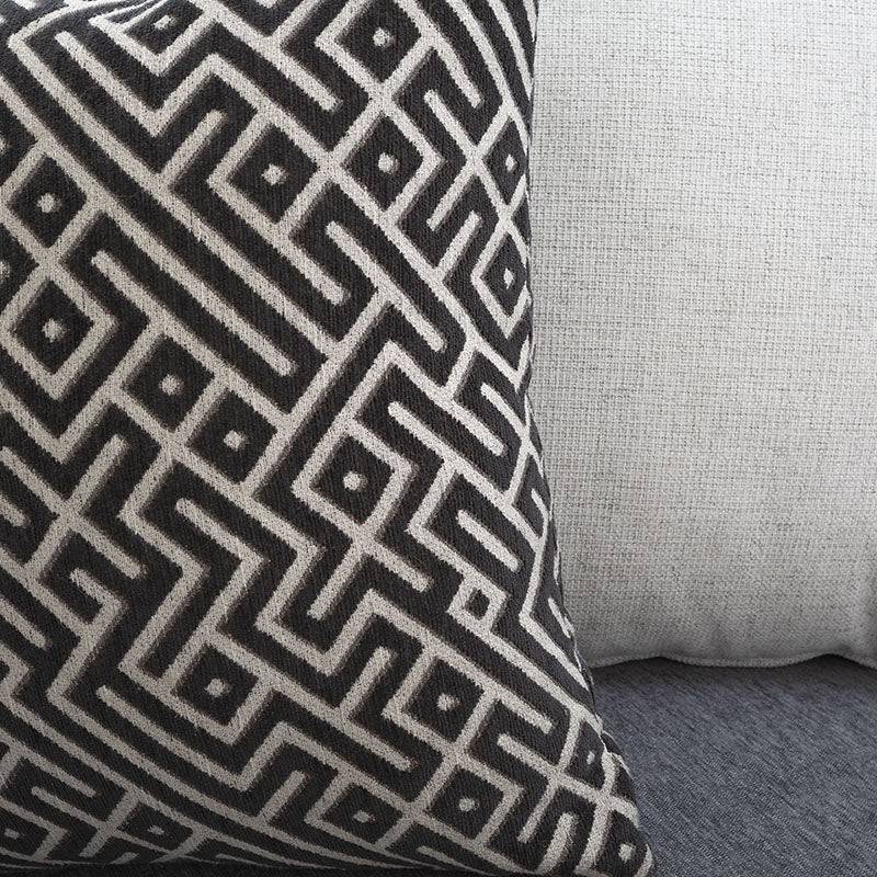 Sofá loveseat Alessandra en tapiz negro, deurope.com.mx, con respaldo y asiento acolchados, dimensiones de 176 cm de ancho, 80 cm de alto.