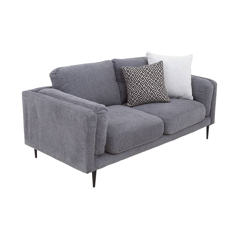 Sofá loveseat Alessandra de tapiz negro con estructura de madera, dimensiones 176x80x93 cm, en un entorno moderno.