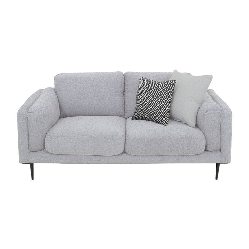 Sofá loveseat Alessandra en color negro, tapizado en tejido plano afelpado con respaldo y asiento acolchados, dimensiones 176x80x93 cm