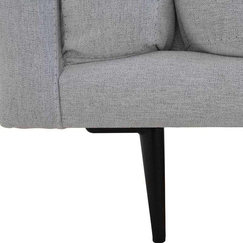 Sofá loveseat Alessandra de tapizado plano en color negro, con estructura moderna y dimensiones de 176x80x93 cm, en interior elegante.