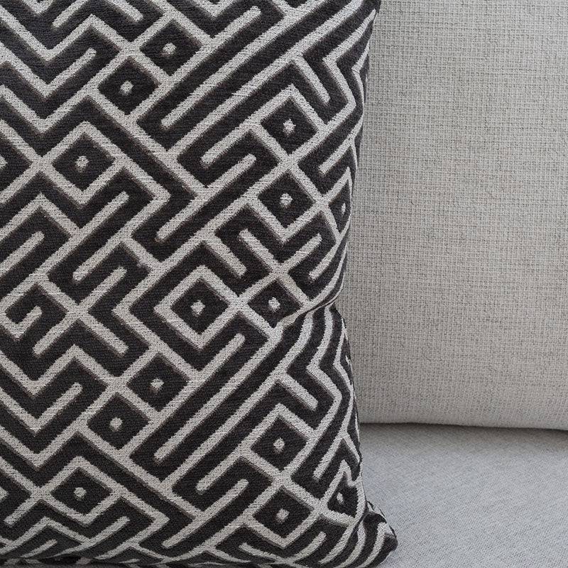 Sofá loveseat Alessandra en tapiz negro, con estructura moderna, medidas 176x80x93 cm, ideal para sala o sala de estar.