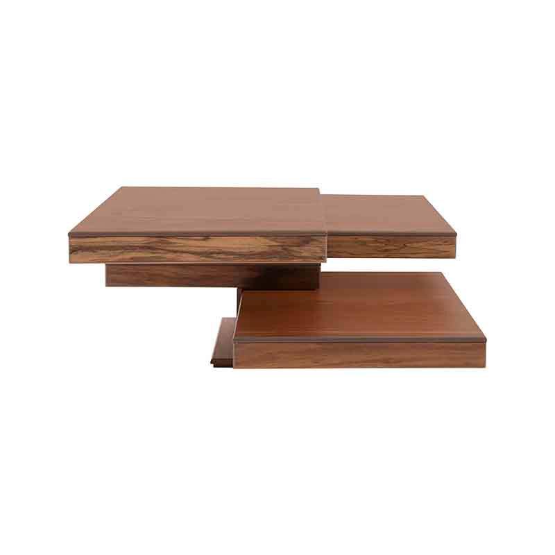 Mesa de centro Tabachin de cuero claro, con estructura de madera, en acabado natural, frente y vista lateral.