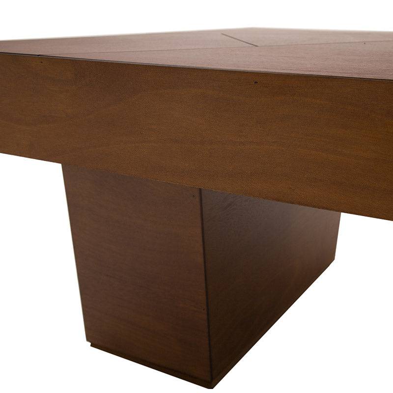 Mesa de centro Quetzal de Deurope, con superficie de madera de Tzalam y chapa de okumé, en color café, frente a 120 cm.